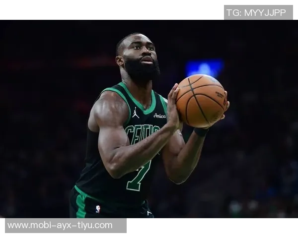 杰伦布朗全能表现15投6中斩获25分8篮板7助攻罚球命中率高达92